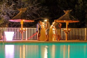 (c) http://gastonline.free.fr/ Piscine du camping à Ruoms en Ardèche